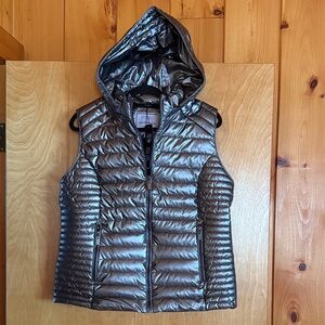 Lightweight Quilted Hooded Vest in Metallic Gray